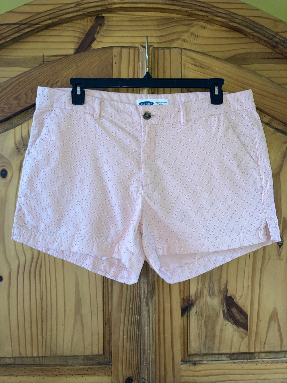 Women Old Navy Everyday Mid Rise pink eyelet lace shorts size 18